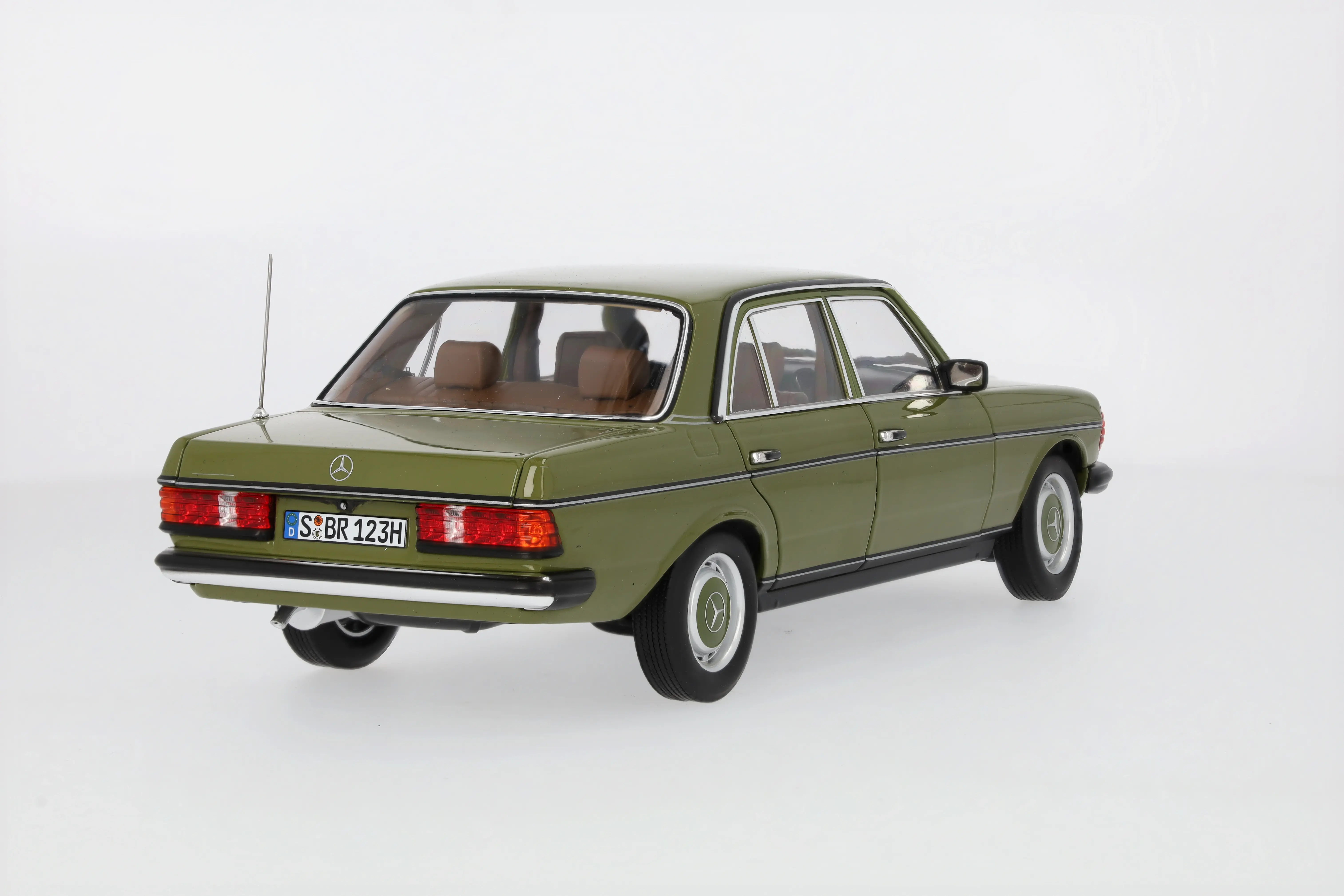 Modellauto: 200 W123 (1980-1985), agavengrün, Norev, 1:18, B66040721 Modellauto: 200 W123 (1980-1985), agavengrün, Norev, 1:18, B66040721