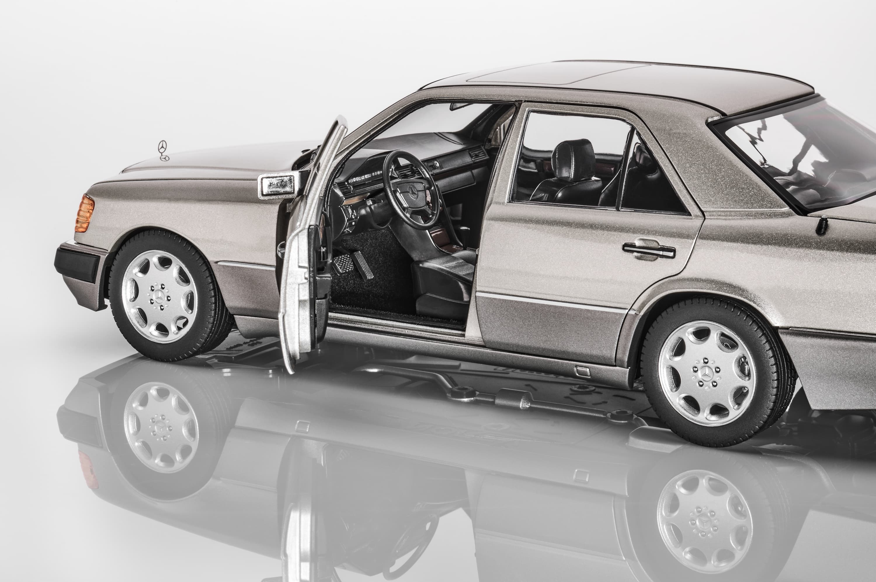 Modellauto: 500 E W 124 (1991-1993), rauchsilber, Norev, 1:18, B66040724 Modellauto: 500 E W 124 (1991-1993), rauchsilber, Norev, 1:18, B66040724
