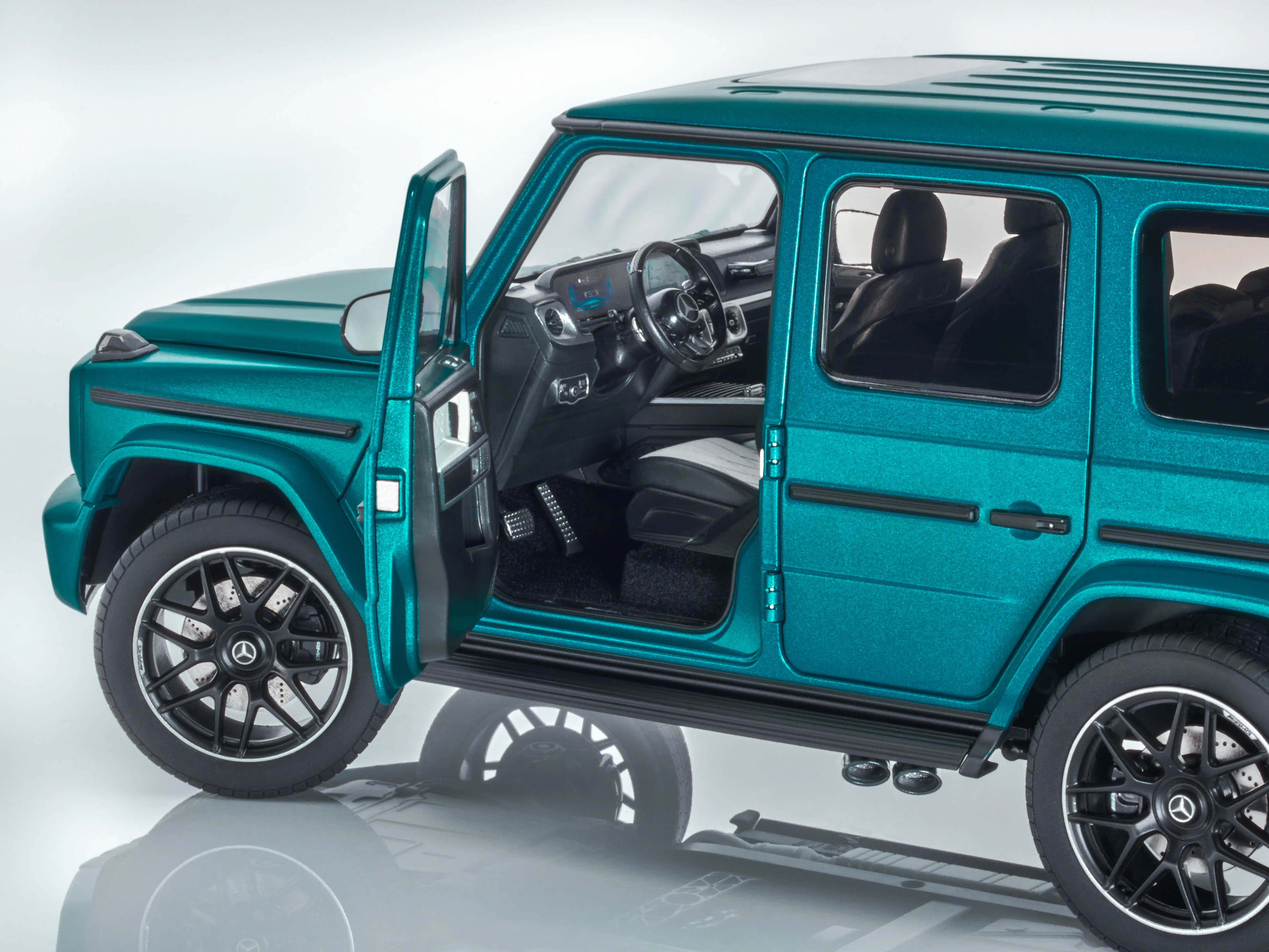 Modellauto: Mercedes-AMG G 63, Geländewagen, W465, MANUFAKTUR hyper blue magno, NZG, 1:18, B66961520 Modellauto: Mercedes-AMG G 63, Geländewagen, W465, MANUFAKTUR hyper blue magno, NZG, 1:18, B66961520