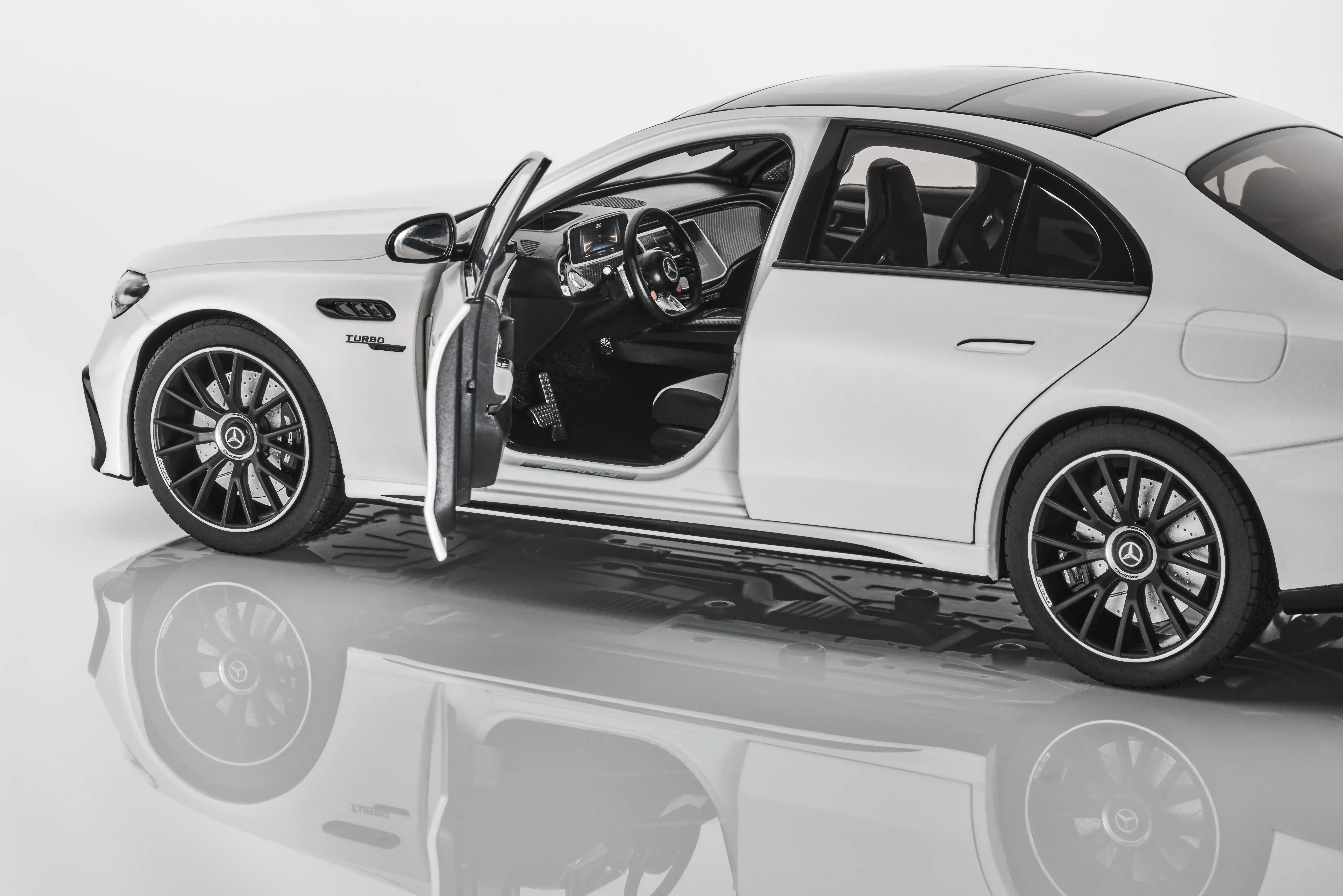 Modellauto: Mercedes-AMG E 53, Hybrid, 4MATIC+, W214, opalithweiß magno, NZG, 1:18, B66961526 Modellauto: Mercedes-AMG E 53, Hybrid, 4MATIC+, W214, opalithweiß magno, NZG, 1:18, B66961526