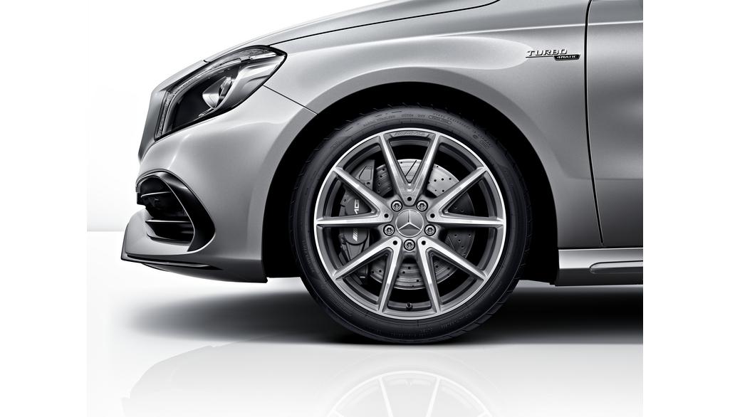 Cerchio AMG a 10 razze, 45,7 cm (18 pollici), lucido, Classe CLA/ A, 235/40 R18/, grigio titanio, A17640108007X21 Cerchio AMG a 10 razze, 45,7 cm (18 pollici), lucido, Classe CLA/ A, 235/40 R18/, grigio titanio, A17640108007X21