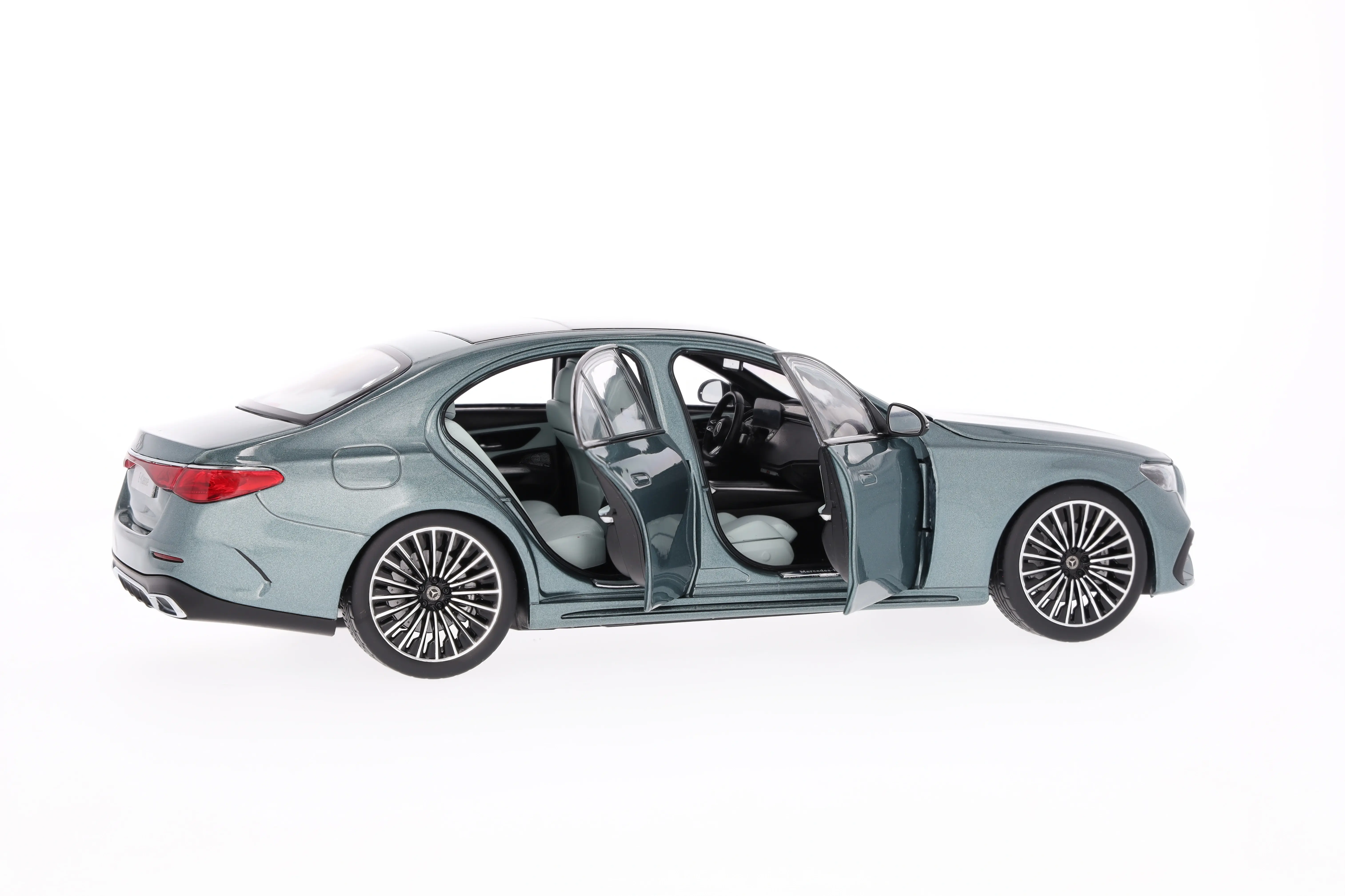 Modellauto: E-Klasse, Limousine, AMG Line, W214, verdesilber, iScale, 1:18, B66961118 Modellauto: E-Klasse, Limousine, AMG Line, W214, verdesilber, iScale, 1:18, B66961118