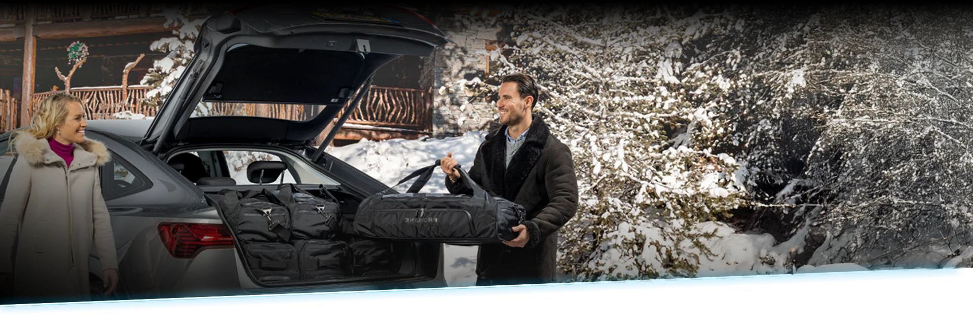 Nu ontdekken Ein Pärchen stehen vor dem Kofferraum, in dem CarBags Taschen drinliegen.